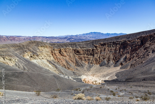 Cratère de Ubehebe dans la vallée de la mort photo