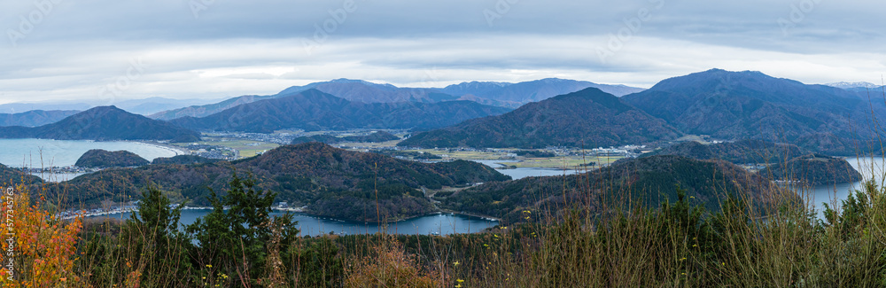 Fototapeta premium 日本 福井県三方上中郡若狭町の三方五湖レインボーラインの駐車場から望む日向湖と久々子湖と水月湖と日本海