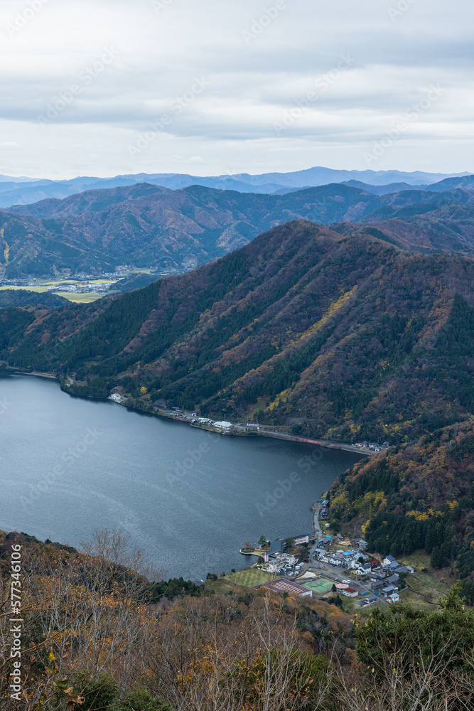 日本　福井県三方上中郡若狭町の三方五湖レインボーライン山頂公園の展望台から見える水月湖と三方湖