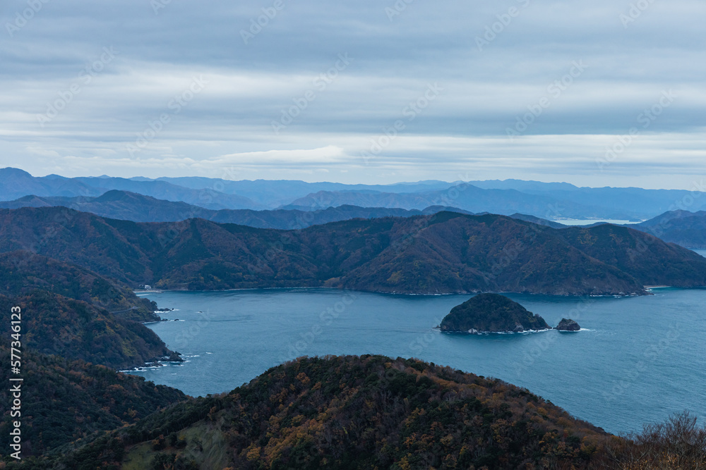 日本　福井県三方上中郡若狭町の三方五湖レインボーライン山頂公園の展望台から見える水月湖