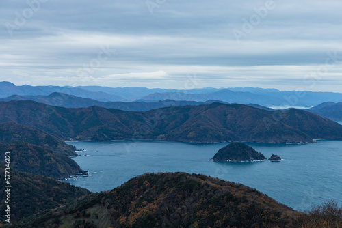 日本 福井県三方上中郡若狭町の三方五湖レインボーライン山頂公園の展望台から見える水月湖