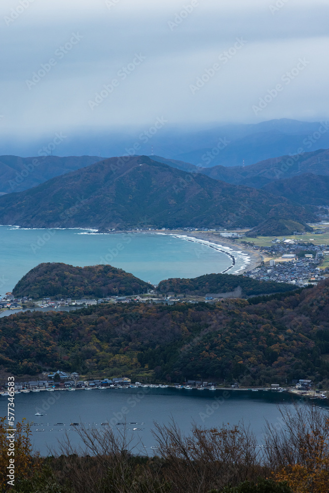 日本　福井県三方上中郡若狭町の三方五湖レインボーラインの駐車場から望む日向湖と日本海
