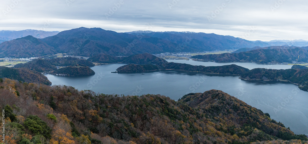 日本　福井県三方上中郡若狭町の三方五湖レインボーライン山頂公園の展望台から見える水月湖と三方湖と菅湖