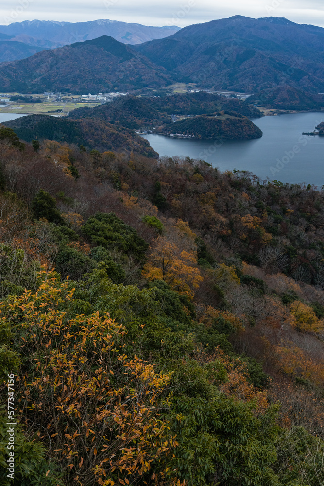 日本　福井県三方上中郡若狭町の三方五湖レインボーライン山頂公園の展望台から見える水月湖