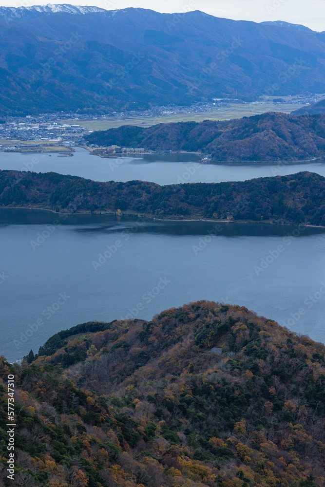 日本　福井県三方上中郡若狭町の三方五湖レインボーライン山頂公園の展望台から見える水月湖と三方湖