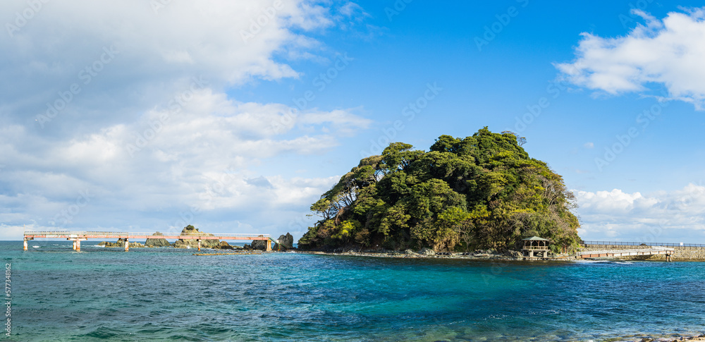 Fototapeta premium 日本 福井県大飯郡高浜町の若狭高浜海釣り公園の島