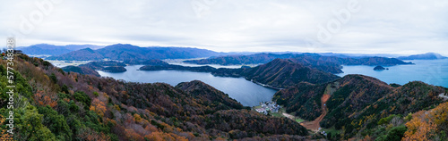 日本 福井県三方上中郡若狭町の三方五湖レインボーライン山頂公園の若狭テラスから見える三方五湖