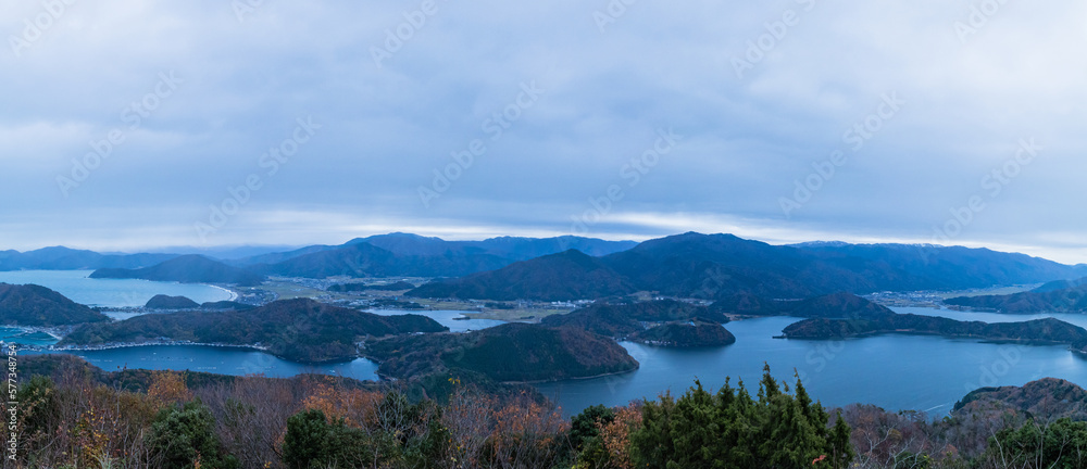 日本　福井県三方上中郡若狭町の三方五湖レインボーライン山頂公園の展望台から見える三方五湖