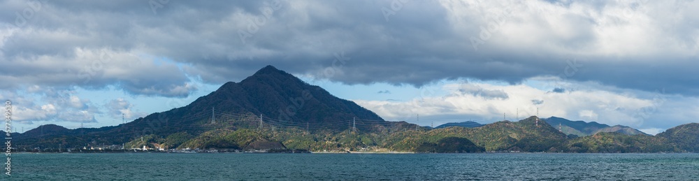 日本　福井県大飯郡高浜町の若宮海水浴場から見える青葉山