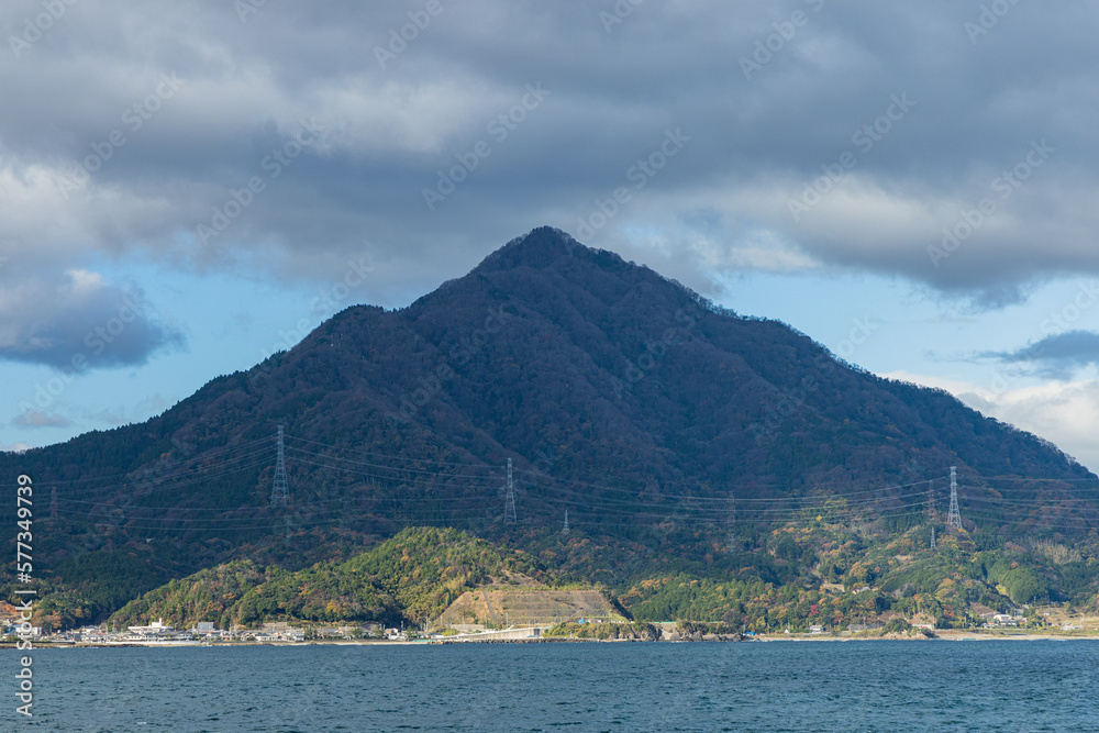 日本　福井県大飯郡高浜町の若宮海水浴場から見える青葉山