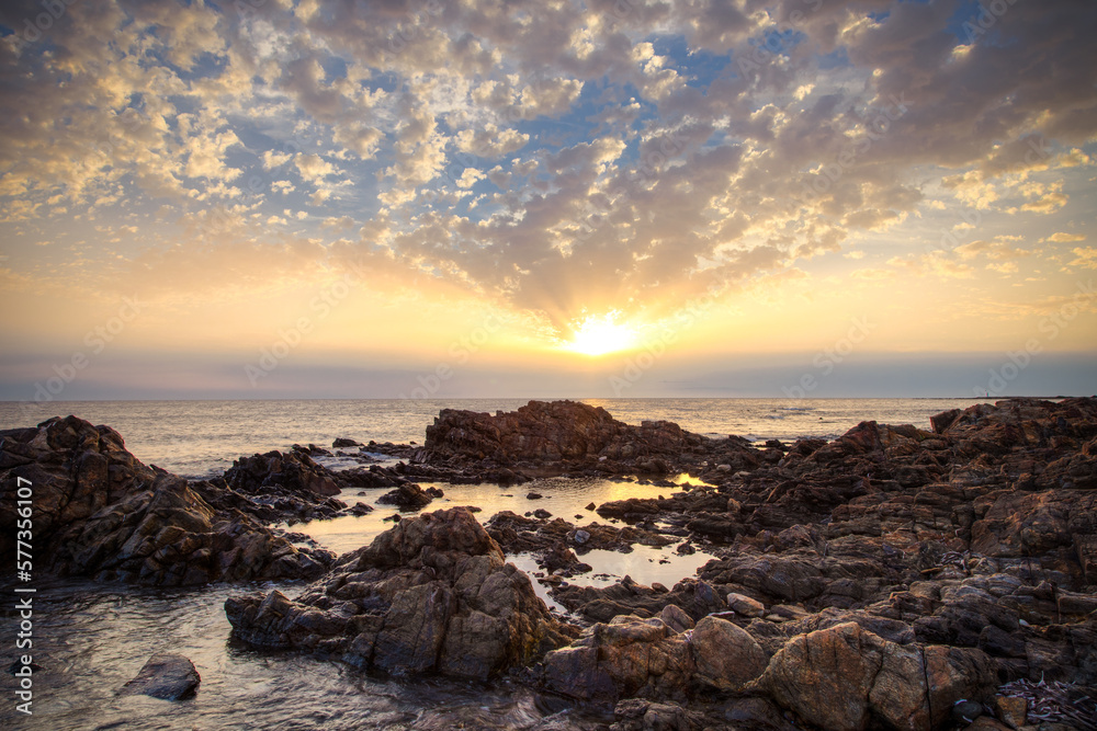 Sonnenaufgang am Meer mit Steinen 