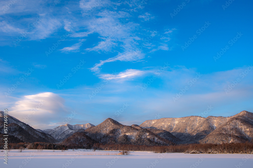 青空の下の冬の山野 青空の下の冬の山野