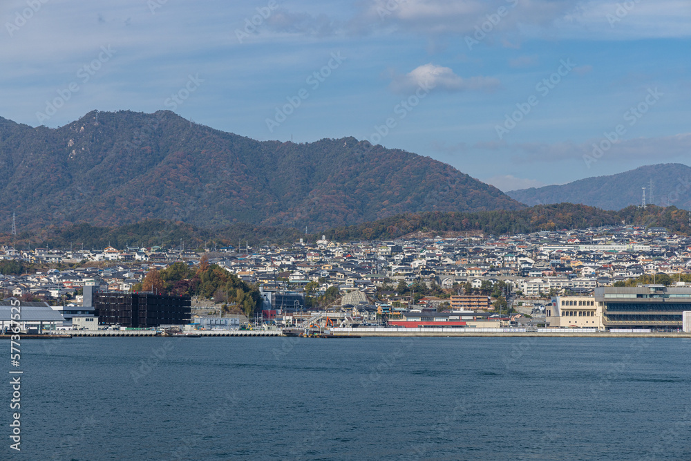 日本　広島県廿日市市の瀬戸内海にある宮島へ渡るフェリーから見える市街地