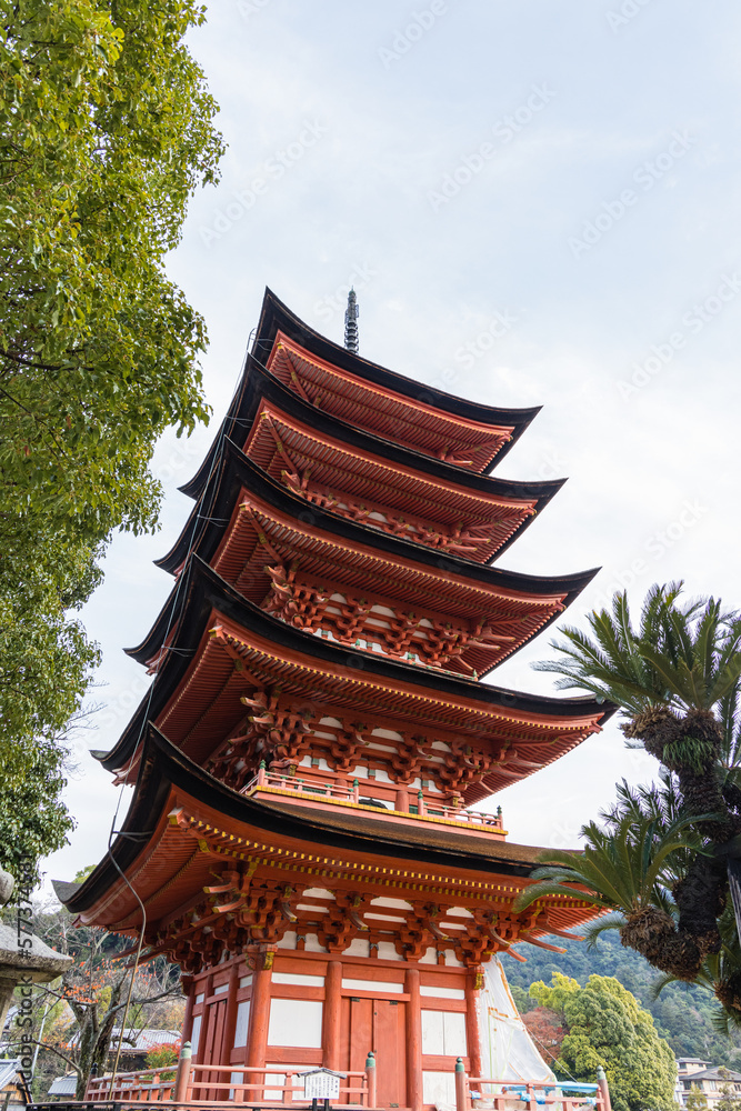 日本　広島県廿日市市の宮島にある厳島神社の五重塔
