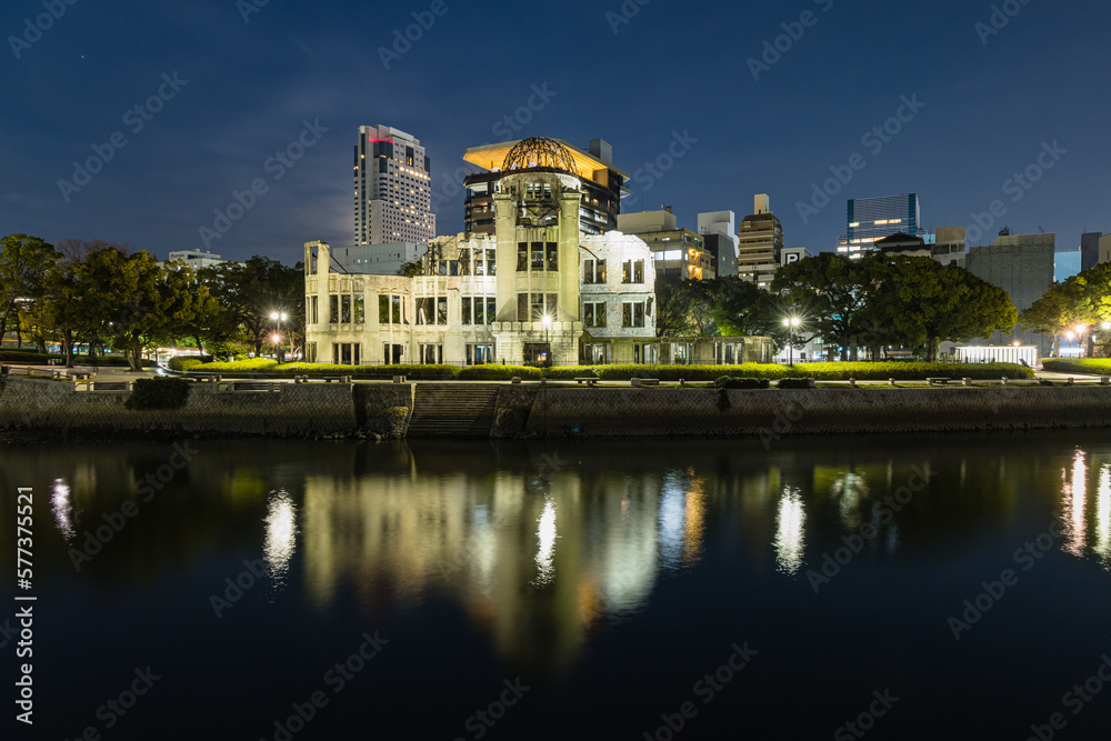 日本　広島県広島市にあるライトアップされた原爆ドームと元安川の夜景