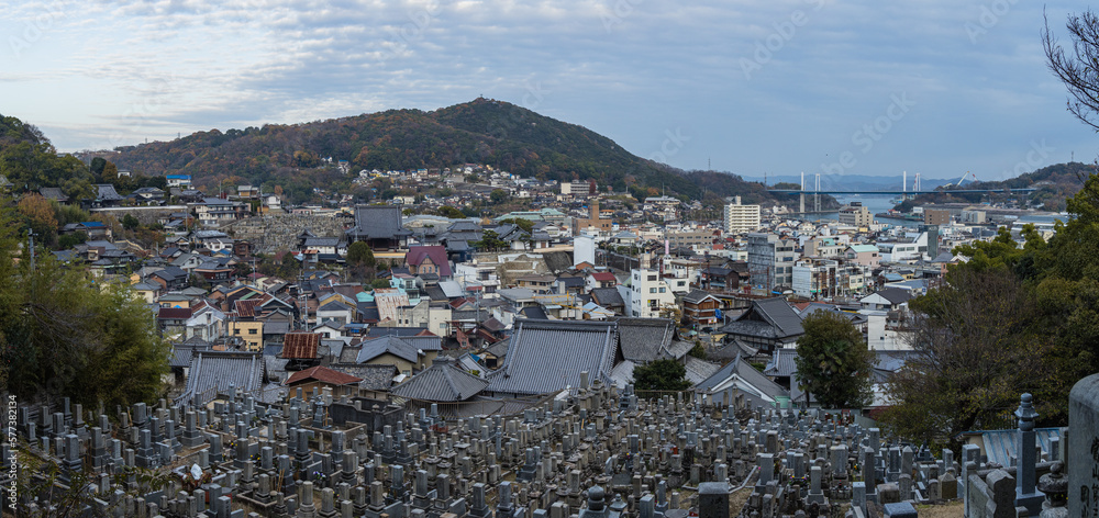Naklejka premium 日本 広島県尾道市の猫の細道から見える街並み