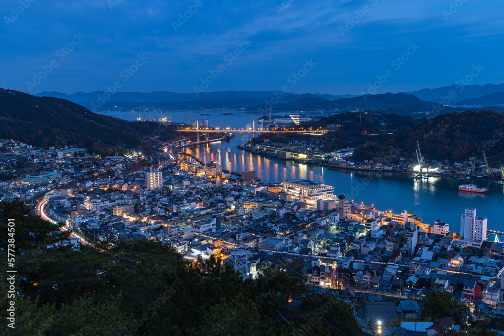 Obraz premium 日本 広島県尾道市の千光寺頂上展望台から見える尾道水道と尾道大橋と尾道の夜景