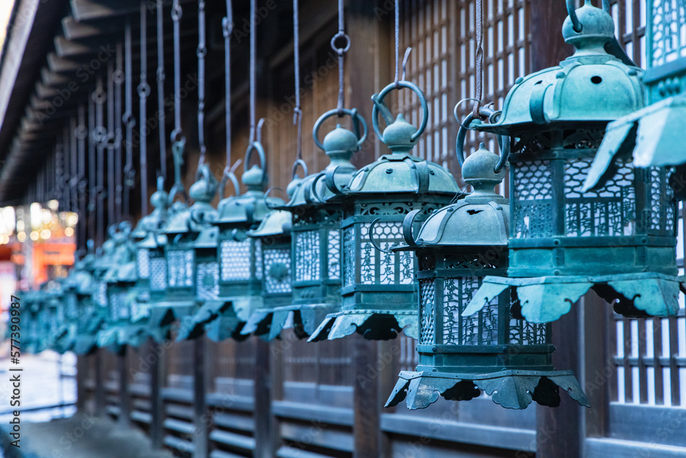 Obraz premium 日本 奈良県奈良市の奈良公園内にある春日大社の直会殿