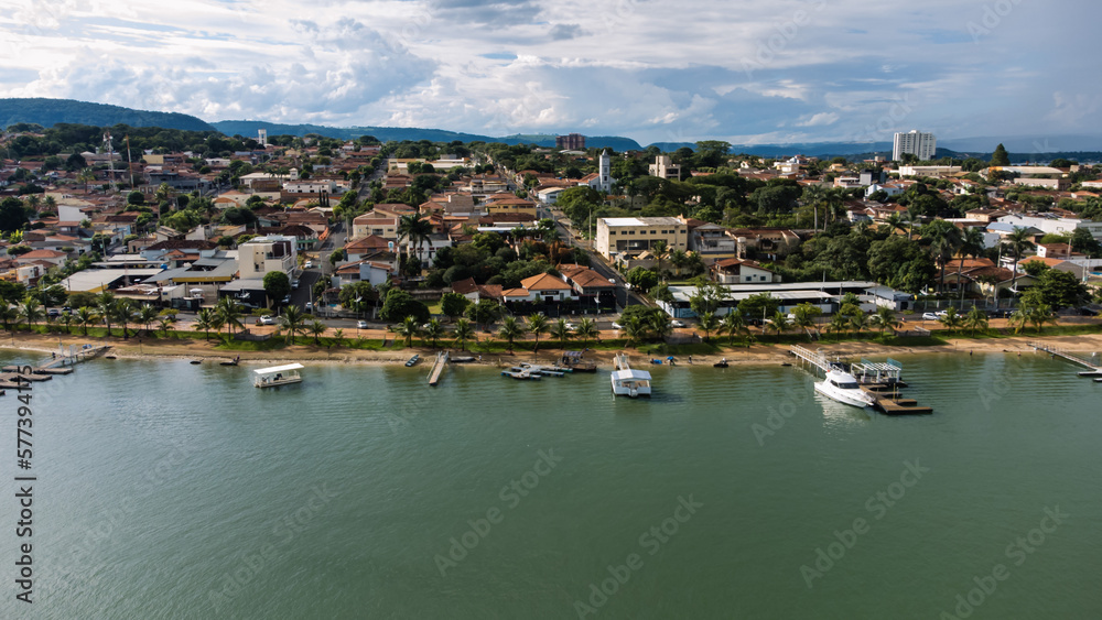 Vista aérea do lado de Rifaina, SP, pegando a cidade e um pouco da praia