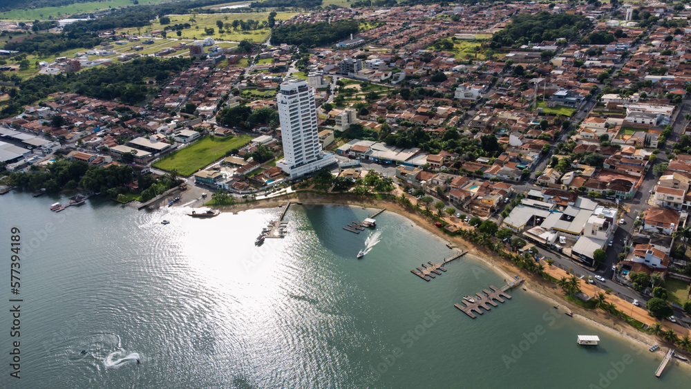 Vista aérea do lado de Rifaina, SP, pegando a praia e a cidade