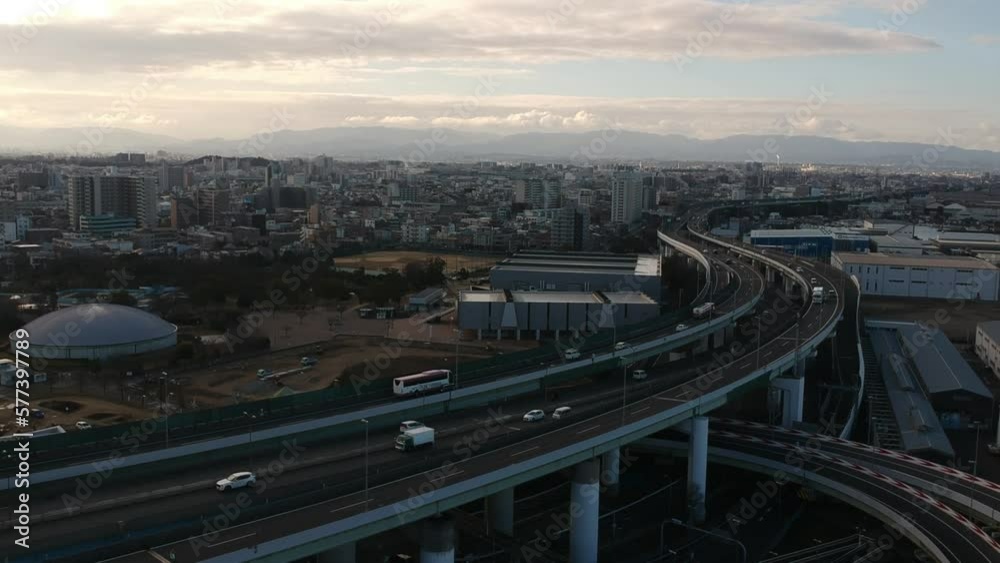 航空撮影した朝の大阪府堺市の街風景と高速道路の様子 航空撮影した朝の大阪府堺市の街風景と高速道路の様子