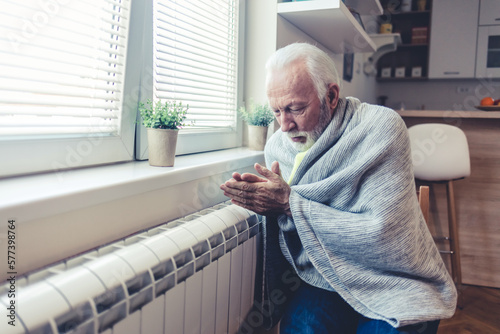 Bilde på lerret Man feeling cold at home having problems with home heating