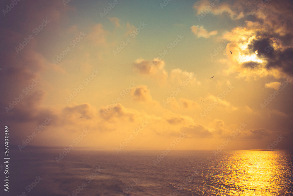 Naklejka premium Golden sunset over the sea captured with a lensbaby lens