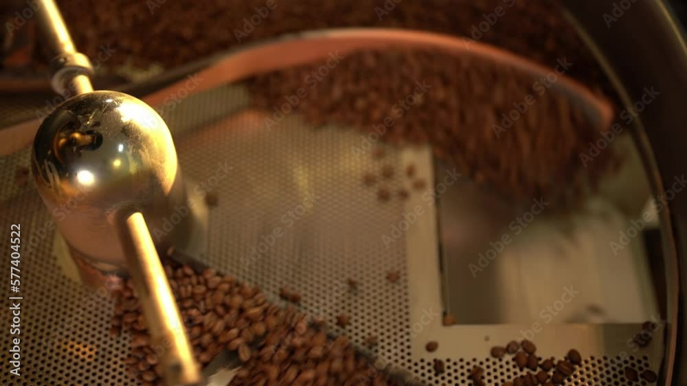 Cooling plate shovel shoving down coffe beans to be filled in packages