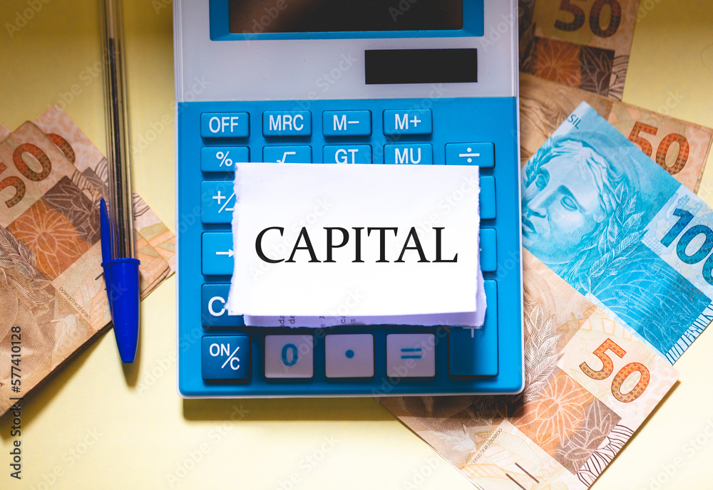 A palavra capital em Português do Brasil escrita em um pedaço de papel A palavra capital em Português do Brasil escrita em um pedaço de papel