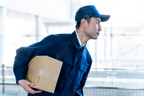 配送する日本人男性 photo