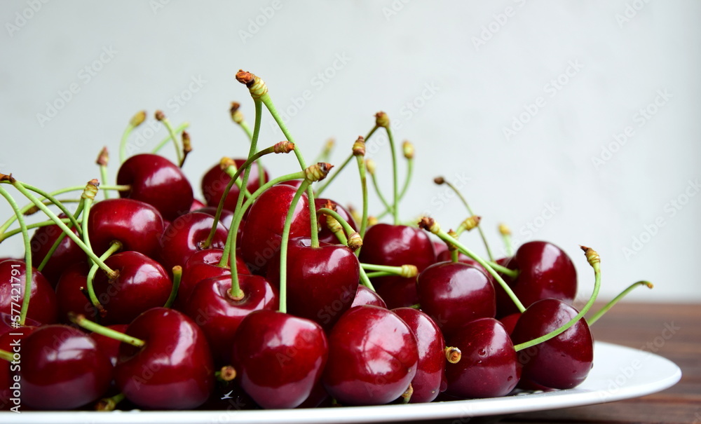 Leckere rote Kirschen auf einem Holztisch - Sommerzeit ist Kirschenzeit Leckere rote Kirschen auf einem Holztisch - Sommerzeit ist Kirschenzeit