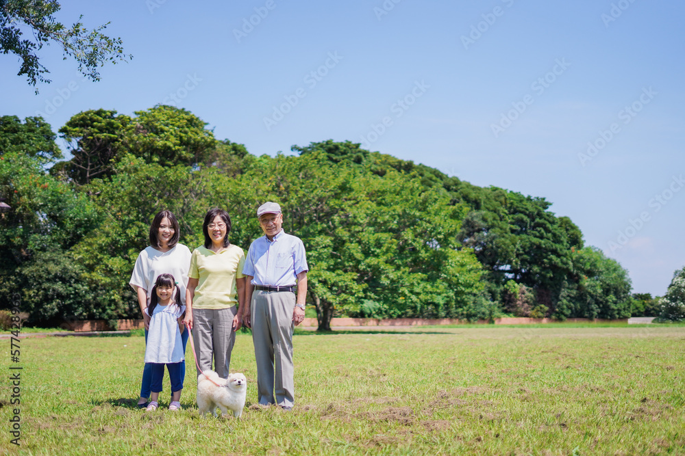 公園で楽しく過ごす家族