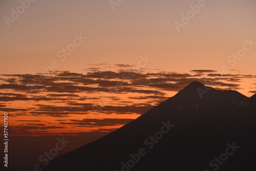 Atardecer sobre el volcán de fuego en Antigua Guatemala. Espacio para texto al lado izquierdo.