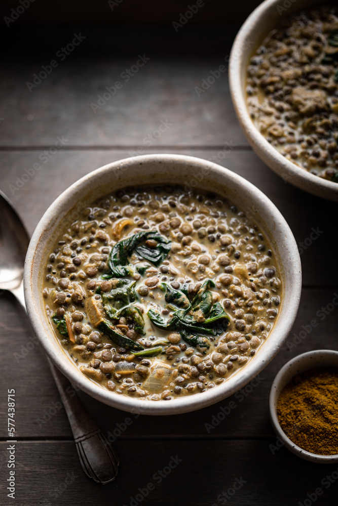 assiette de soupe de lentilles au lait de coco curry et épinards assiette de soupe de lentilles au lait de coco curry et épinards