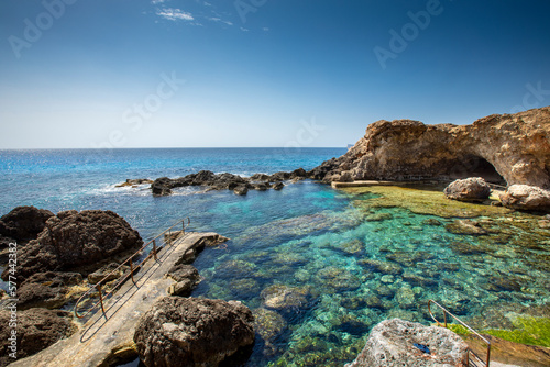 Paysage de bord de mer sur l'île de Malte en Méditerranée. © Thierry RYO