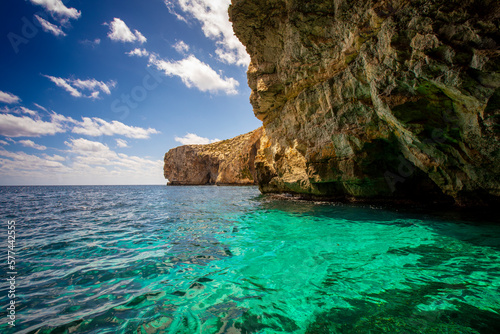Fototapeta Naklejka Na Ścianę i Meble -  Paysage de bord de mer sur l'île de Malte en Méditerranée, Blue Grotto.