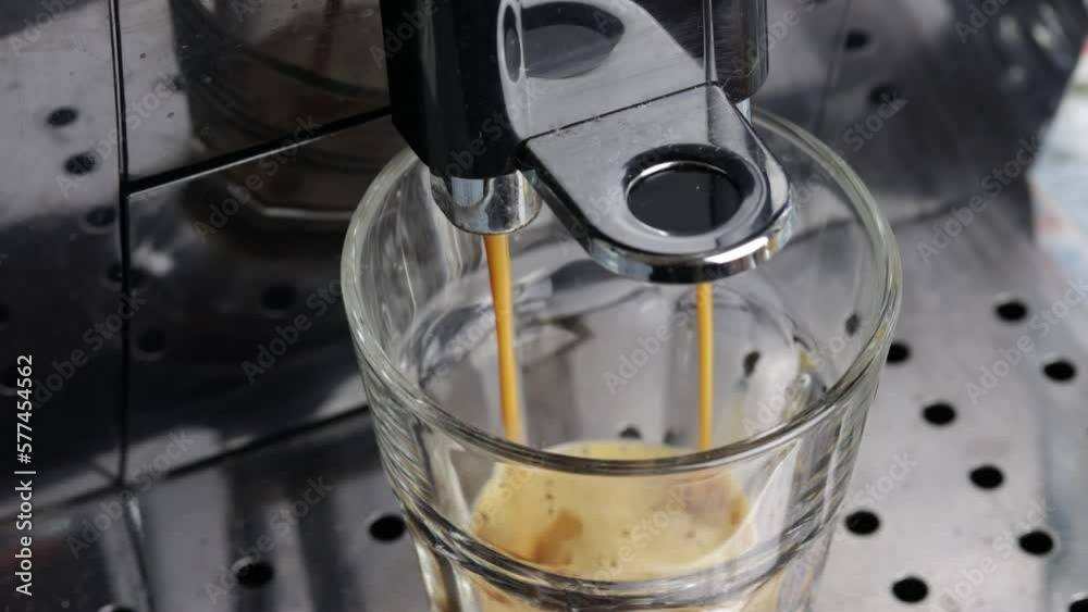 machine à café remplissant une tasse de café