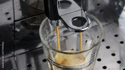 machine à café remplissant une tasse de café photo