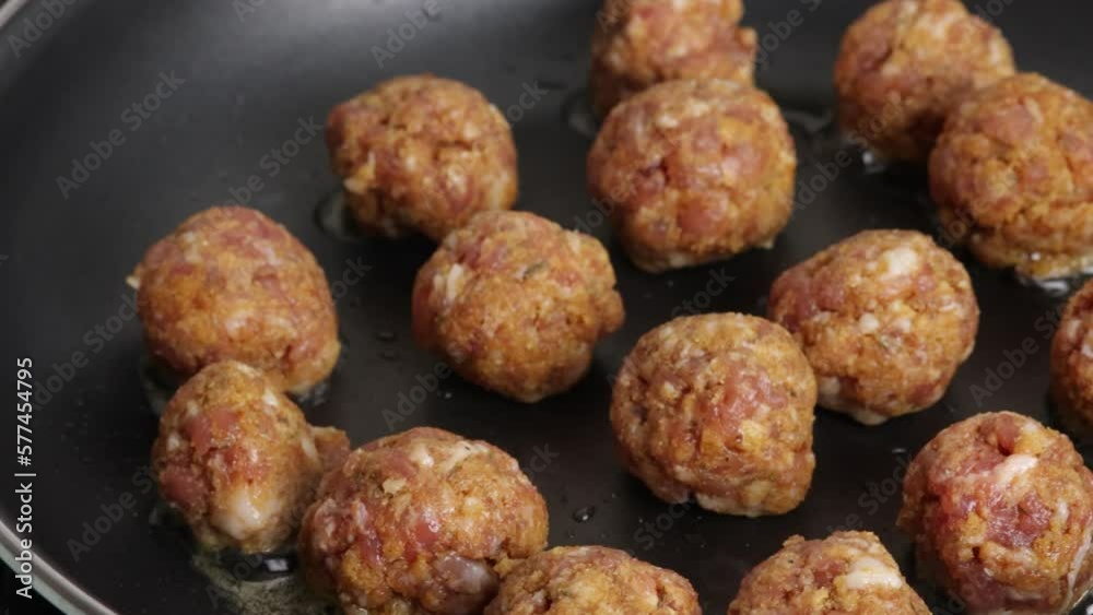 boulettes de porc en cuisson dans une poêle boulettes de porc en cuisson dans une poêle