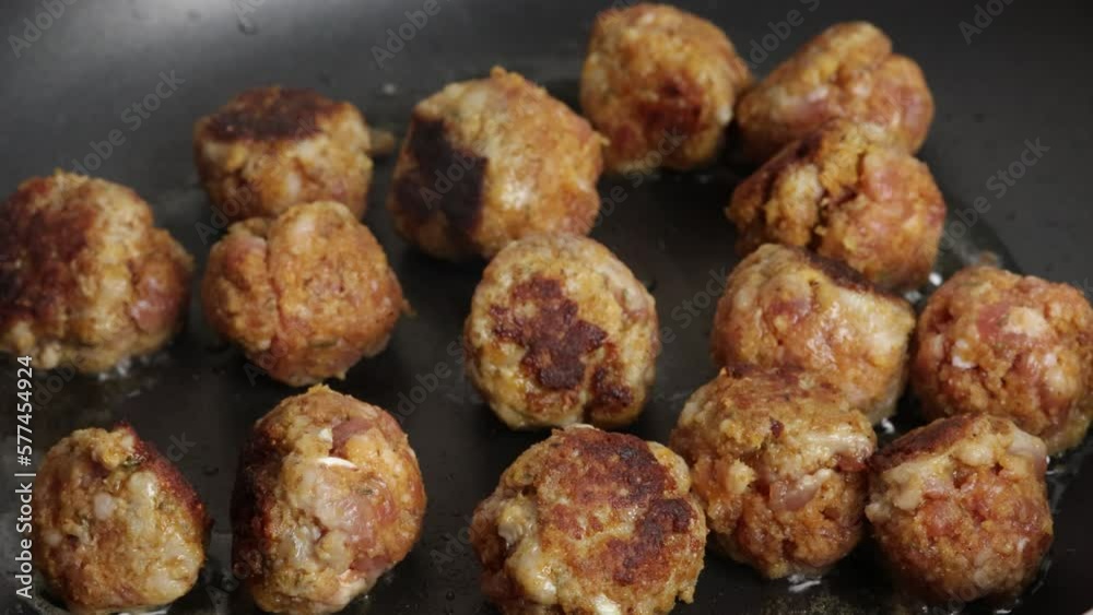 boulettes de porc en cuisson dans une poêle boulettes de porc en cuisson dans une poêle