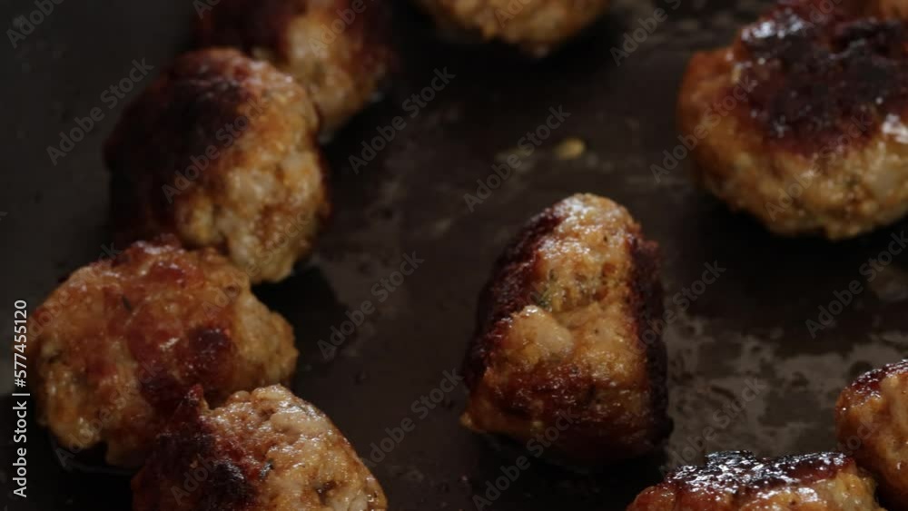 boulettes de porc en cuisson dans une poêle boulettes de porc en cuisson dans une poêle