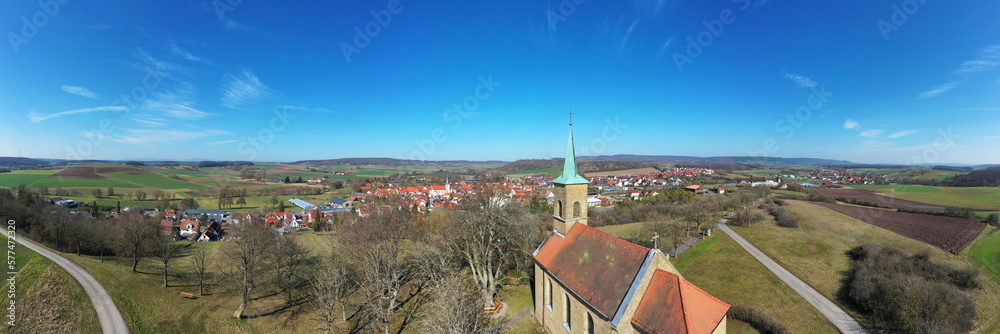 Luftbild, Drohnenaufnahmen über der Kerlachkapelle mit Blick auf Stadtlauringen. Stadtlauringen, Schweinfurt, Unterfranken, Bayern, Deutschland.