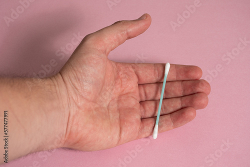 Mano sosteniendo copito o cotonete - Hand holding cotton swab