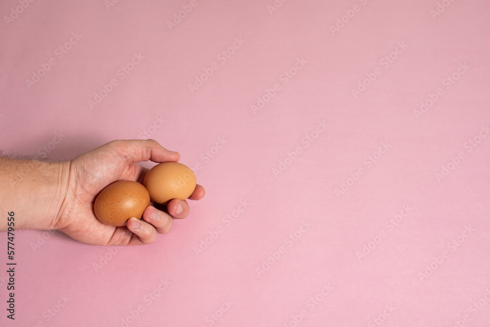 Mano sosteniendo algunos huevos - hand holding some eggs Mano sosteniendo algunos huevos - hand holding some eggs