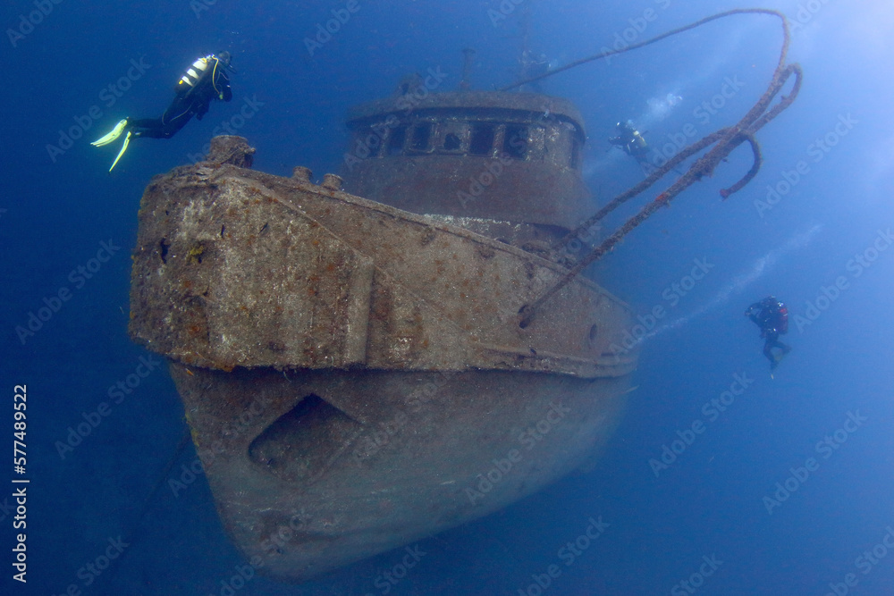 Buceadores en barco hundido en el fondo del mar Stock Photo | Adobe Stock