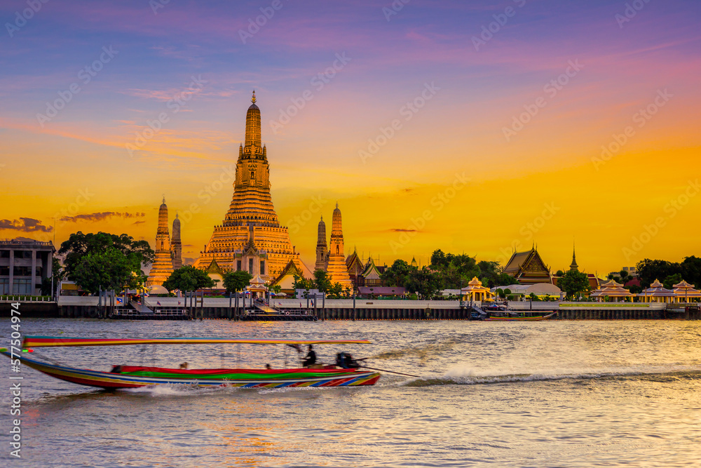 Wat Arun Ratchawararam Ratchaworamahawihan The beauty and highlight of Wat Arun is the Prang which is located on the Chao Phraya River. It is Thai architecture
