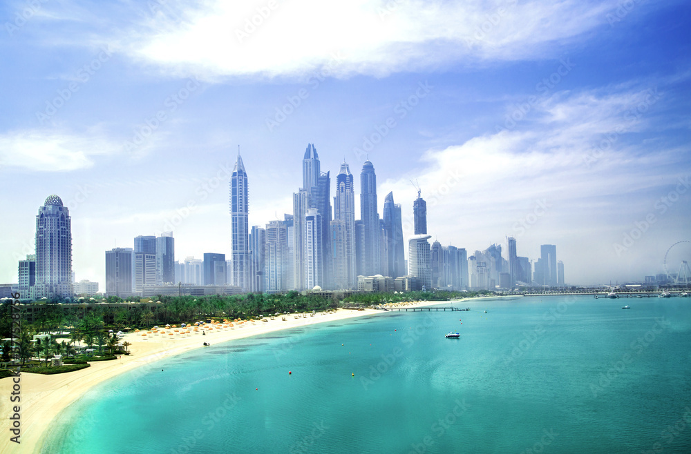 Naklejka premium Dubai marina view with white sand beaches and skyscrapers