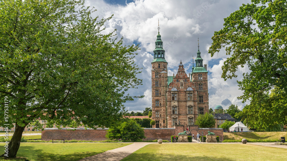 Das Schloss Rosenborg in Kopenhagen mit seinem tollen Rosengarten ist immer 