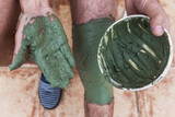 Cataplasme d'argile verte sur le genou