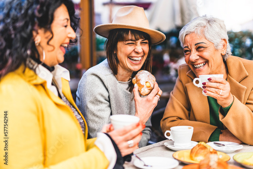 Obraz na płótnie Group of senior women at bar cafeteria enjoying breakfast drinking coffee and ea
